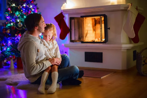 Familia en casa en la víspera de Navidad —  Fotos de Stock