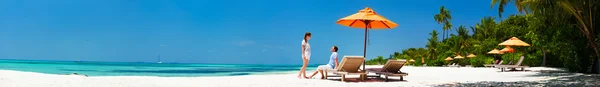 Pareja en playa tropical — Foto de Stock