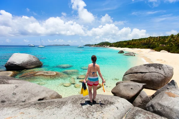 Mulher com equipamento de snorkeling na praia tropical — Fotografia de Stock