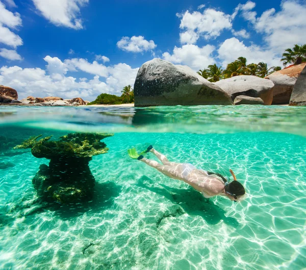 Kvinna snorkling i tropiska vatten — Stockfoto