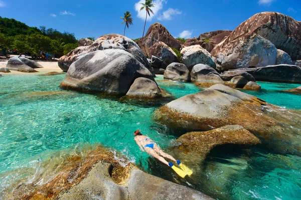 Mulher snorkeling em águas tropicais — Fotografia de Stock