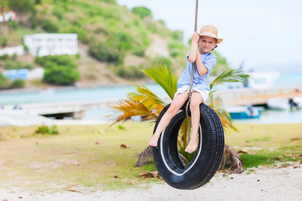 Kleines Mädchen auf Reifenschaukel — Stockfoto