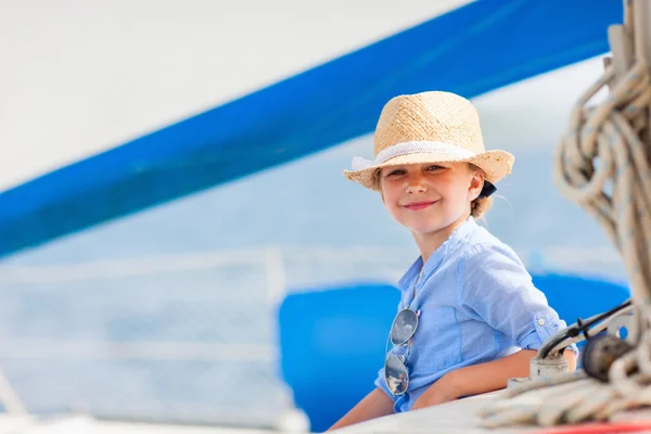Маленькая девочка на роскошной яхте — стоковое фото