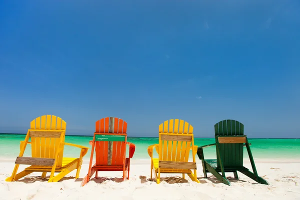 Färgglada stolar på karibiska stranden — Stockfoto