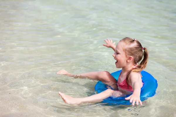 Kind op een tropische vakantie — Stockfoto