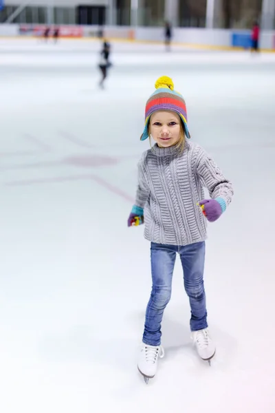 Niña patinaje sobre hielo — Foto de Stock