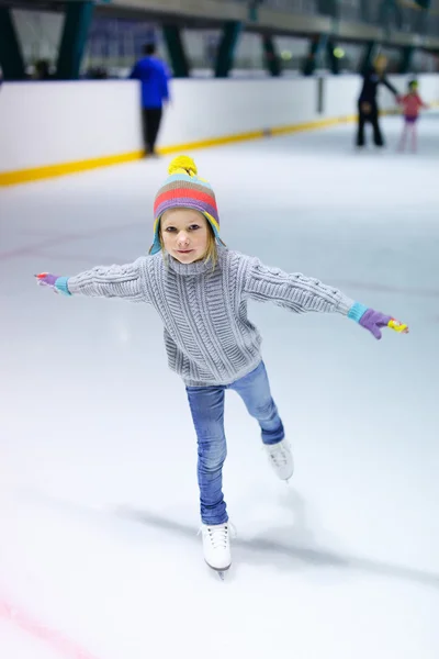 Μικρό κορίτσι πατινάζ στον πάγο — Φωτογραφία Αρχείου