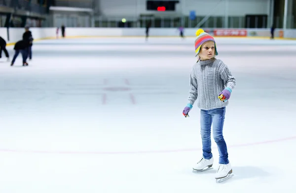 Μικρό κορίτσι πατινάζ στον πάγο — Φωτογραφία Αρχείου
