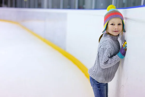 Weinig meisje schaatsen — Stockfoto