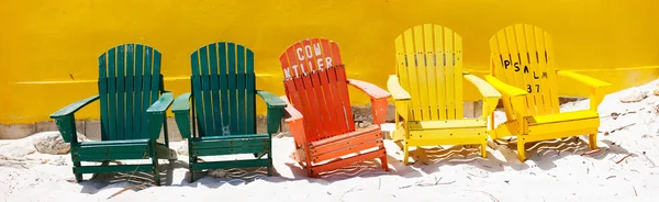 Kolorowe krzesła w Caribbean — Zdjęcie stockowe