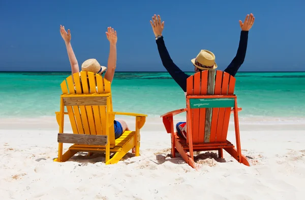 Casal na praia tropical — Fotografia de Stock