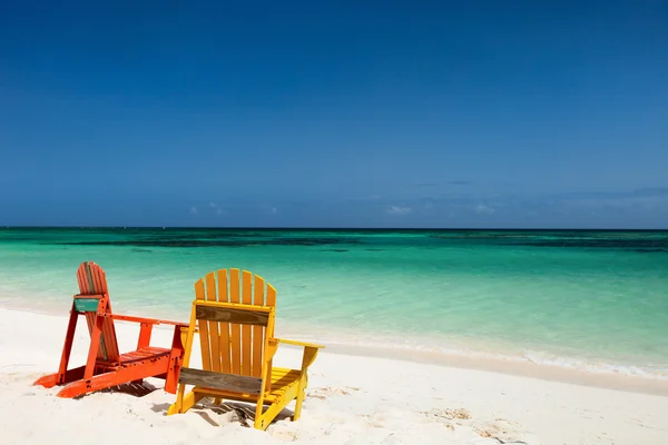Colorful lounge chairs at Caribbean beach — Stock Photo, Image
