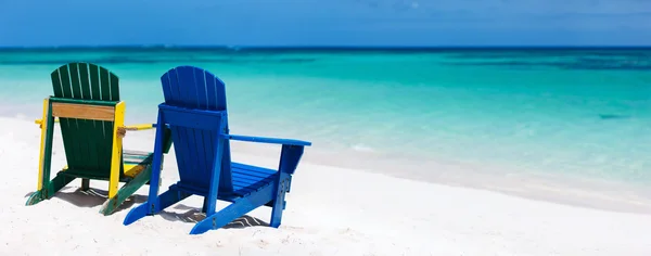 Kleurrijke lounge stoelen op Caribisch strand — Stockfoto