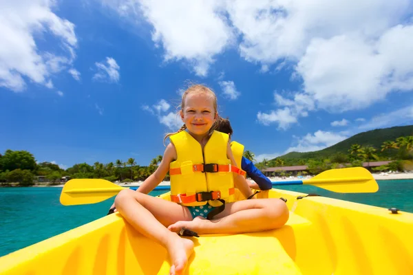 Kinderen in oceaan kajakken — Stockfoto