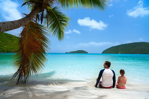 Far och dotter på stranden — Stockfoto