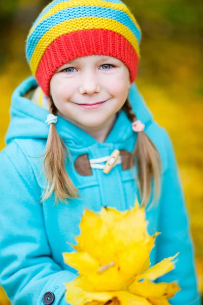 Bambina all'aperto il giorno d'autunno — Foto Stock