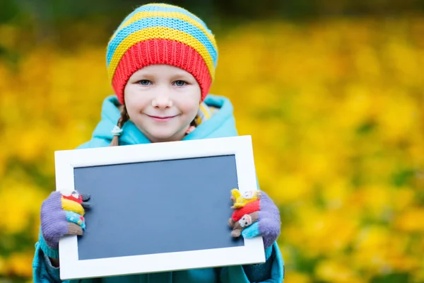 Kleines Mädchen an einem Herbsttag im Freien — Stockfoto