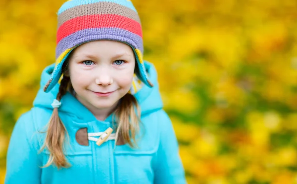Little girl outdoors on autumn day — Stock Photo, Image