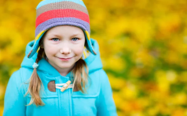 Bambina all'aperto il giorno d'autunno — Foto Stock