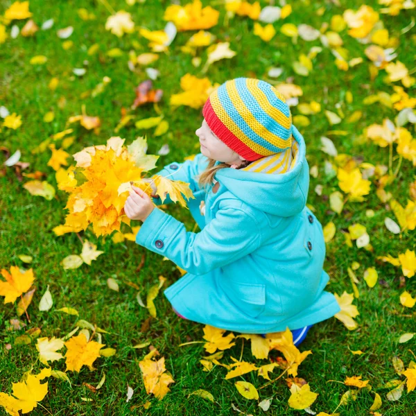 Bambina all'aperto il giorno d'autunno — Foto Stock