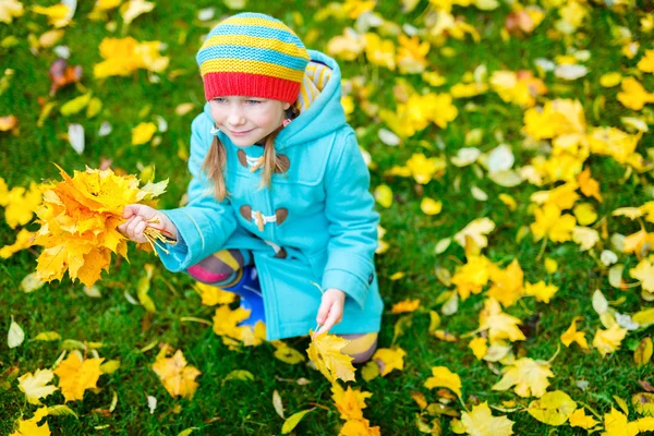 Bambina all'aperto il giorno d'autunno — Foto Stock