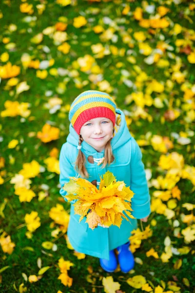 Κοριτσάκι σε εξωτερικούς χώρους για την ημέρα του φθινοπώρου — Φωτογραφία Αρχείου