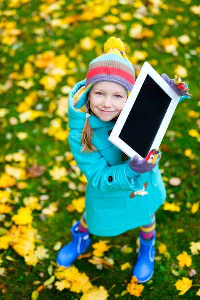 Bambina all'aperto il giorno d'autunno — Foto Stock