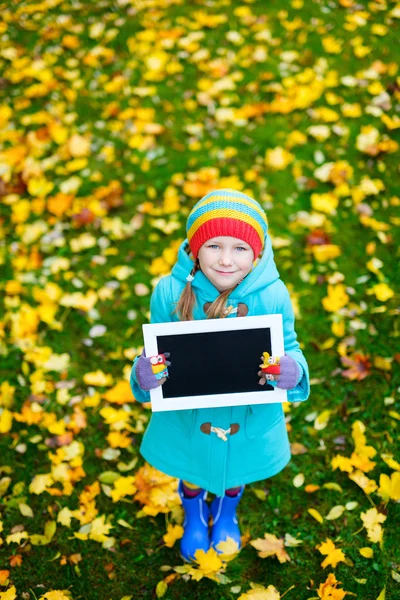 Bambina all'aperto il giorno d'autunno — Foto Stock