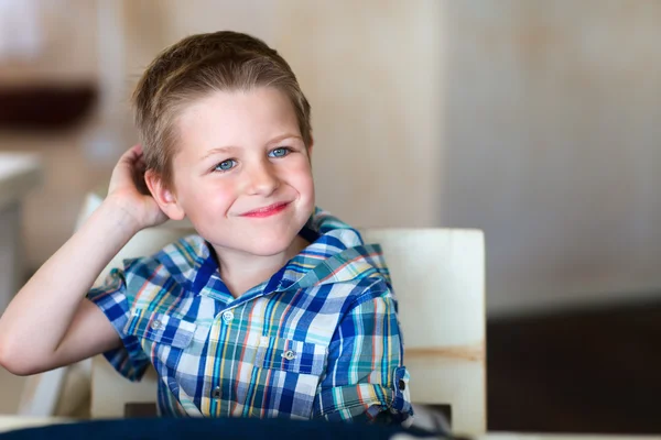 Симпатичный портрет мальчика-подростка — стоковое фото