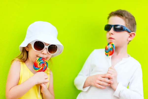 Niños con piruletas —  Fotos de Stock