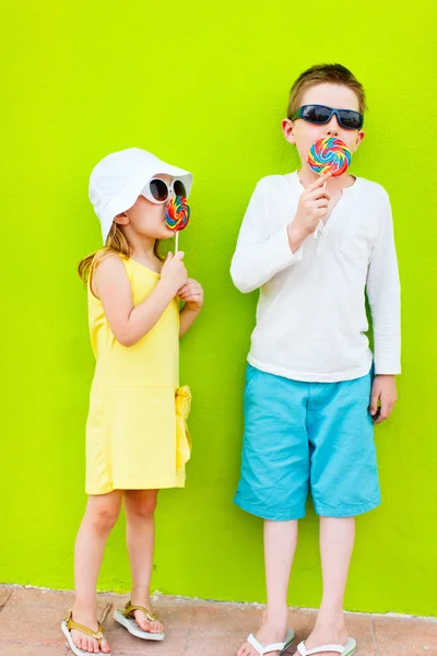 Kinderen met lollies — Stockfoto