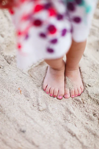 Kind benen op strand — Stockfoto