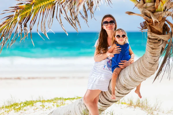 Madre e figlia sedute sul palmo della mano — Foto Stock