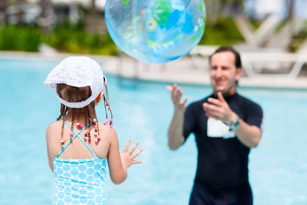 Vater und Tochter spielen im Schwimmbad — Stockfoto