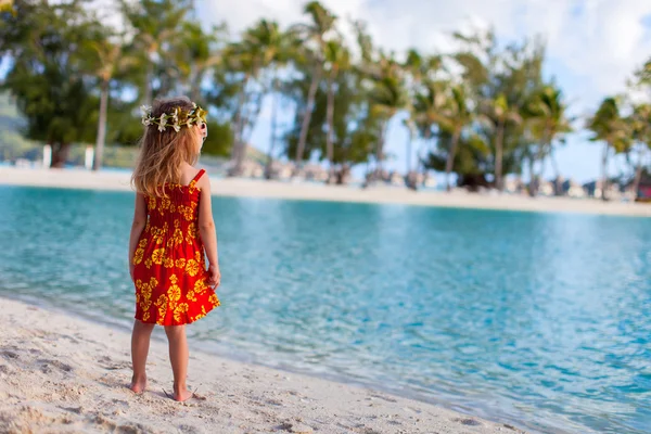 Маленька дівчинка у відпустці — стокове фото