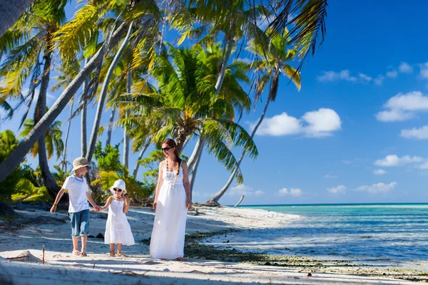 Madre e figli in vacanza tropicale — Foto Stock