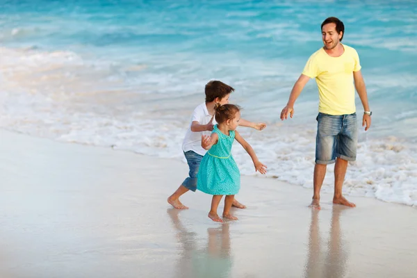 父亲和孩子们在海滩上 — 图库照片