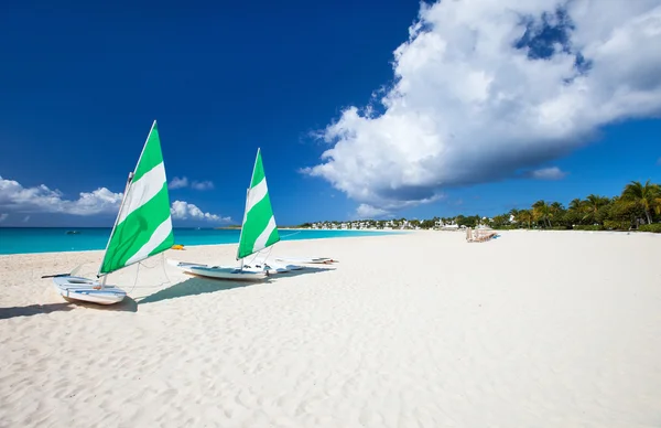 Katamarane am tropischen Strand — Stockfoto