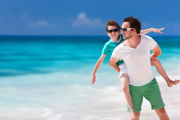 Père et fils à la plage — Photo