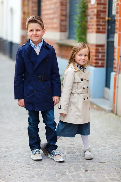 Kinderen buiten in stad — Stockfoto