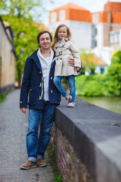 Vader en dochter buiten in een stad — Stockfoto