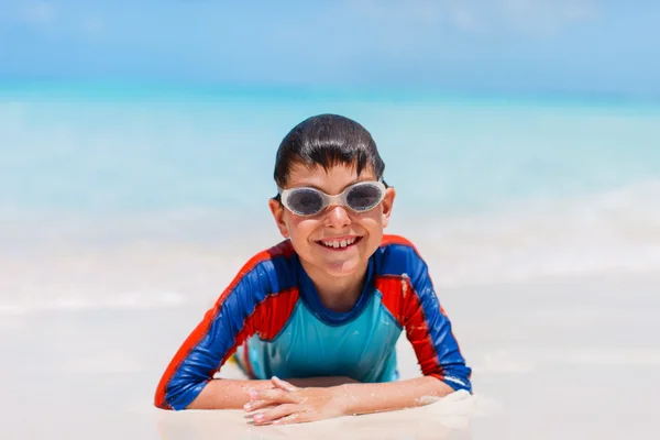 Aranyos fiú strandon — Stock Fotó