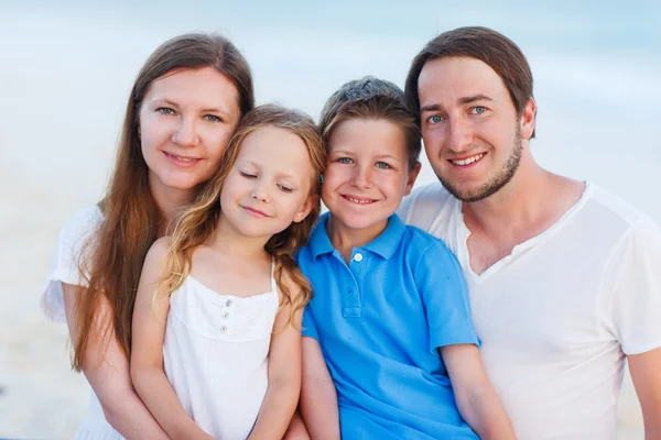 Famille en vacances à la plage tropicale — Photo