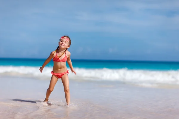 Adorable niña en la playa — Stockfoto