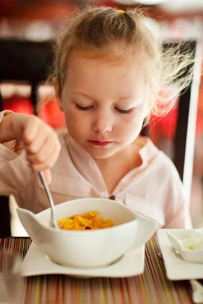 Menina tomando café da manhã — Fotografia de Stock