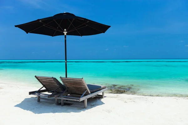 Spiaggia tropicale idilliaca alle Maldive — Foto Stock