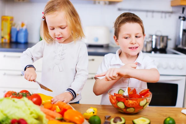 Dos niños haciendo ensalada —  Fotos de Stock