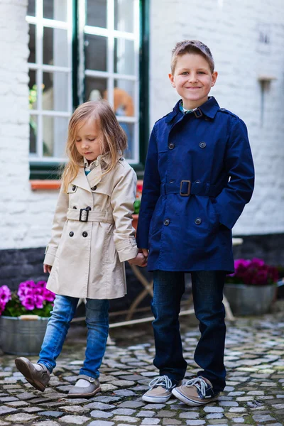 Kids outdoors in city — Stock Photo, Image