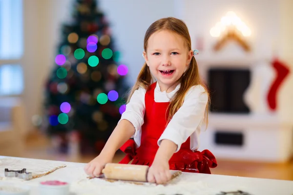 Dziewczyna pieczenia ciasteczka świąteczne — Zdjęcie stockowe