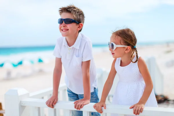 Twee kinderen op strand — Stockfoto